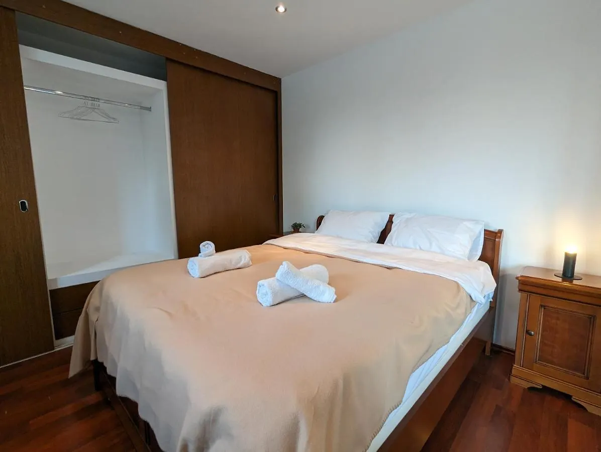 Horizon View Villa - Lakefront Terrace Suite Bucharest Romania
